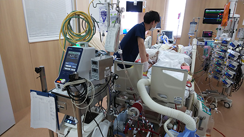 （集中治療室でのリハビリ場面）