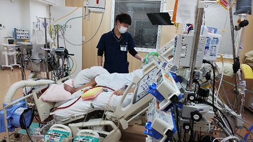 （集中治療室でのリハビリ場面）