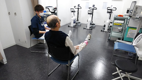 リハビリ室での運動療法の場面